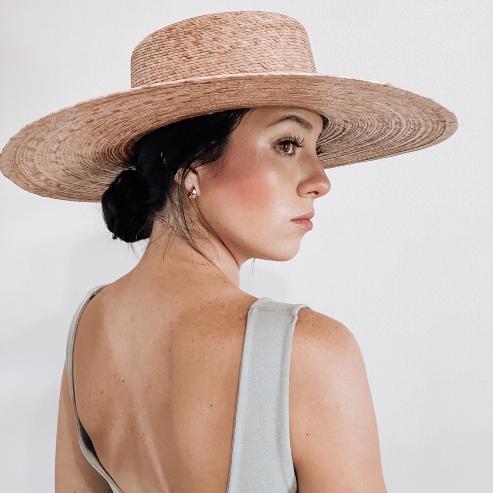 Lack of color wide brim hat